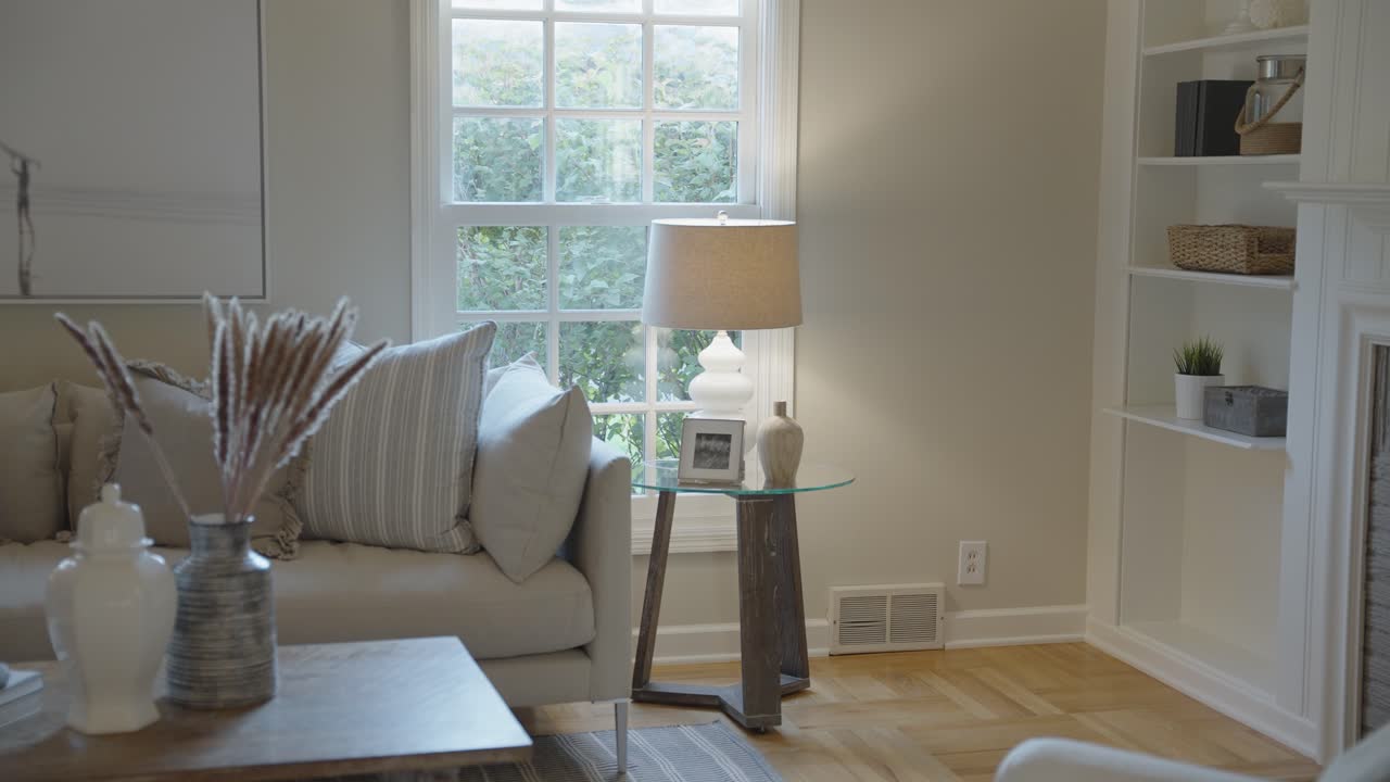 현대 가정 거실의 사이드 테이블 램프