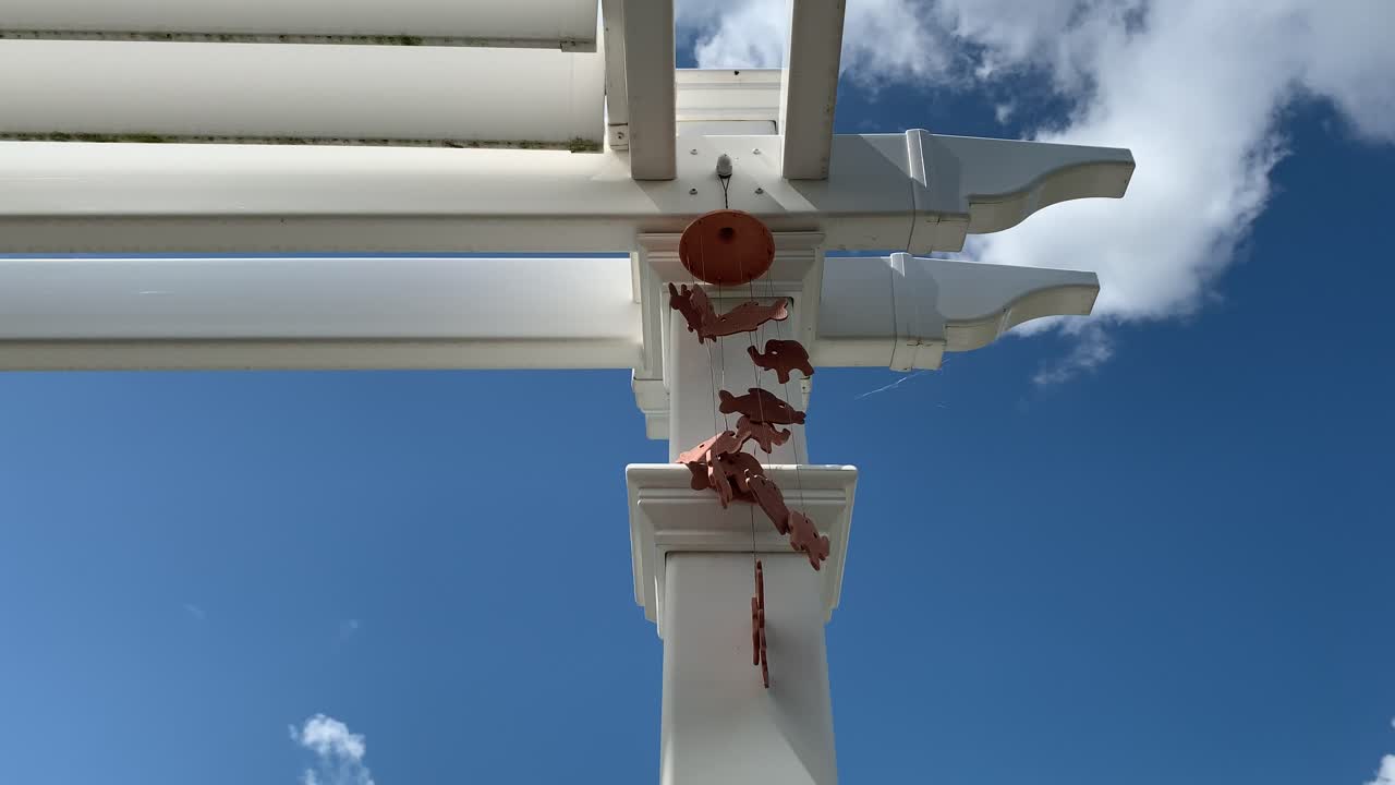 조용한 여름날 오래된 소박한 야외 더러운 퍼걸러에 바람 종소리가 울립니다.