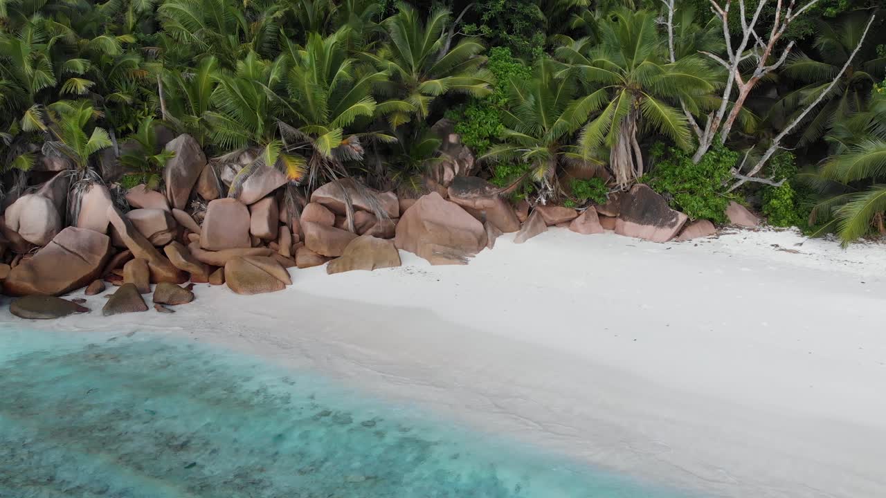 Tempat daratan bertemu dengan laut