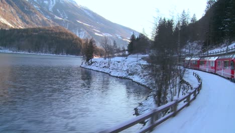 Eine-Pov-Aufnahme-Von-Der-Seite-Eines-Zuges,-Der-Sich-Durch-Eine-Verschneite-Landschaft-Bewegt-1