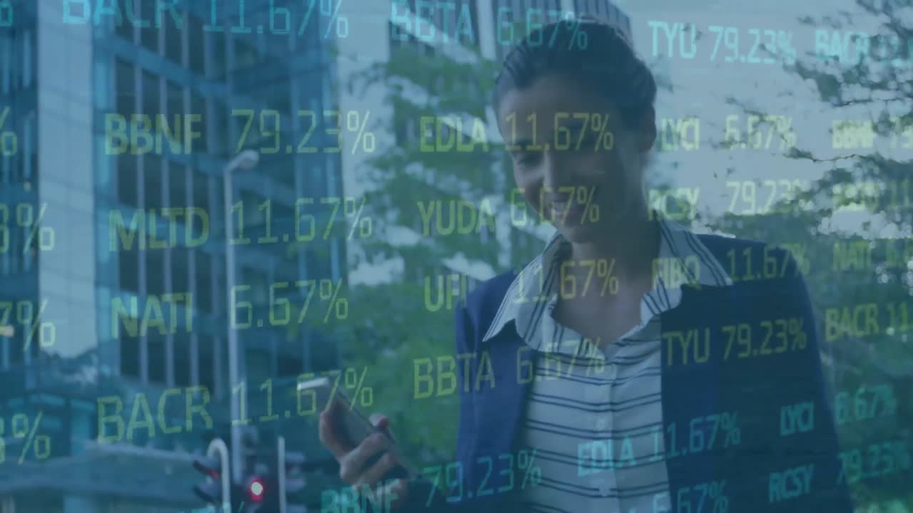 animazione dell'elaborazione dei dati su una donna biraciale che utilizza uno smartphone