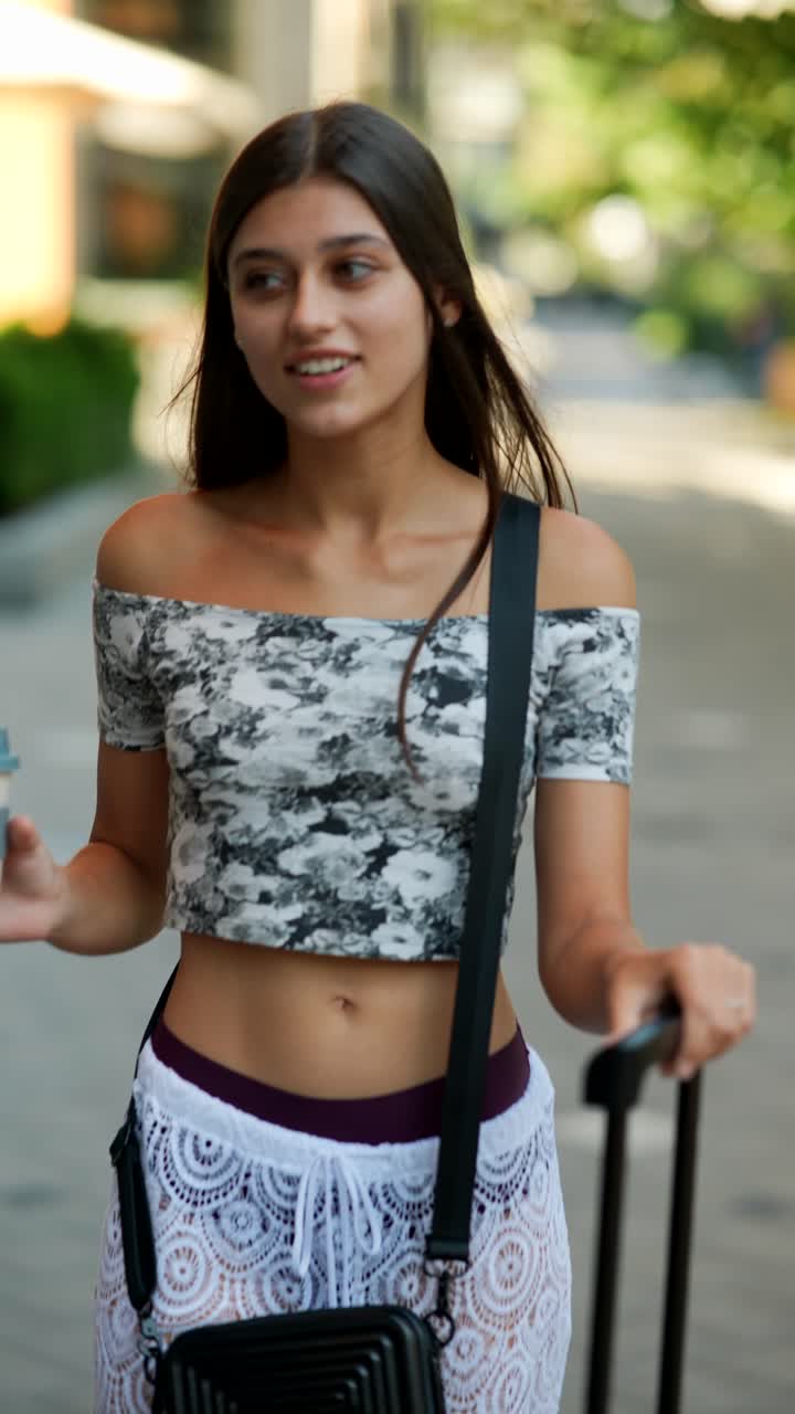 joven caminando con equipaje en la ciudad