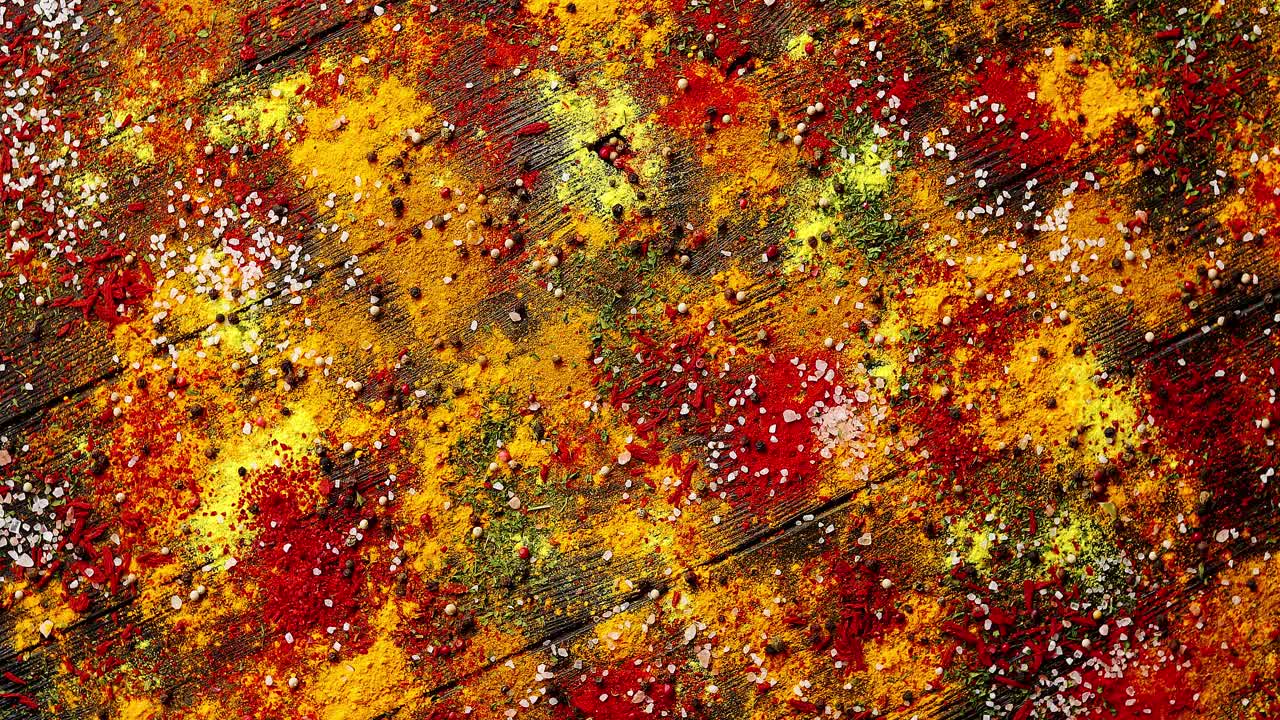 especias variadas derramadas sobre la mesa