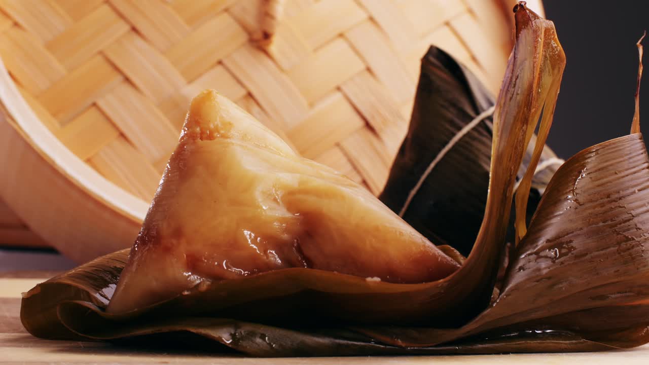 Höyrytettyjä Zongzi-nyyttejä bambuhöyryttimessä