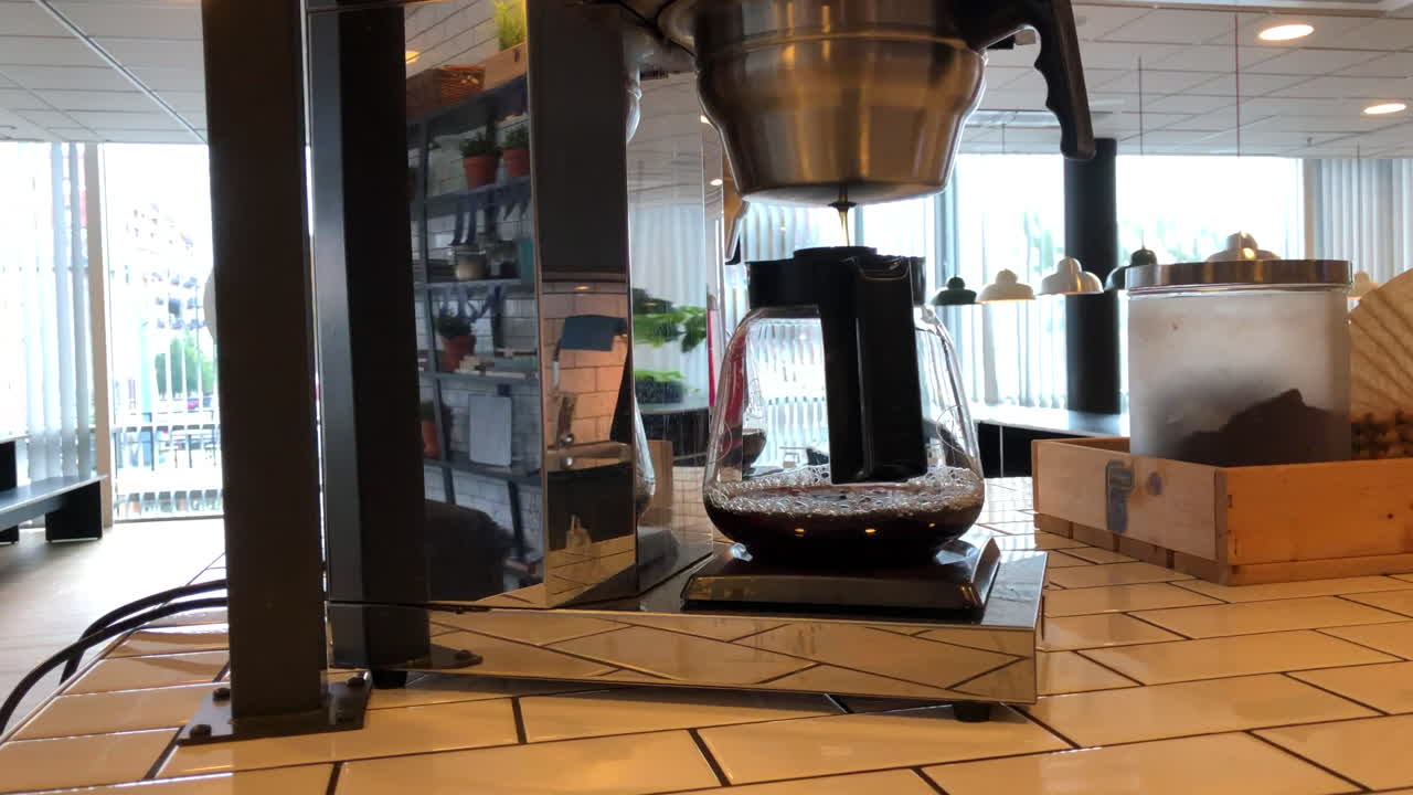 在辦公室的咖啡機上滴水