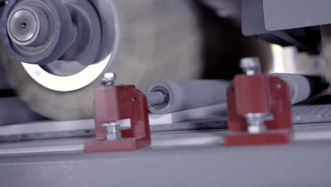 máquina industrial de pulido o molienda en funcionamiento