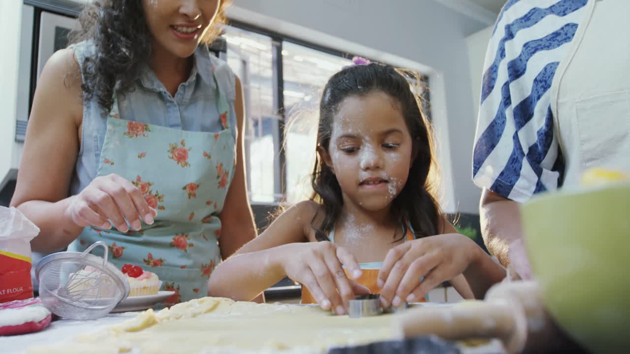 niña aprendiendo a cortar galletas con su madre y abuela 4k 4k