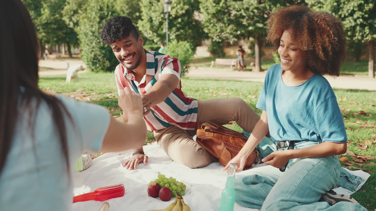 Amici che si godono un picnic nel parco