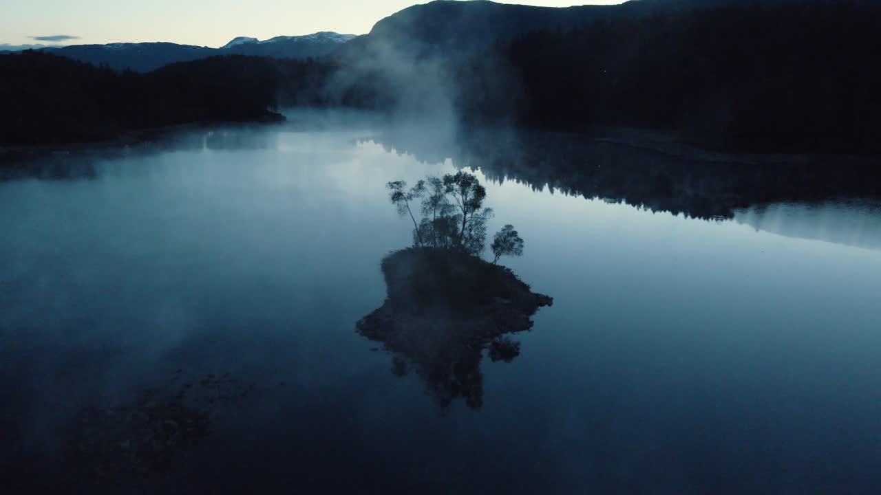 Video drone di un lago nebbioso ripreso di notte in Norvegia