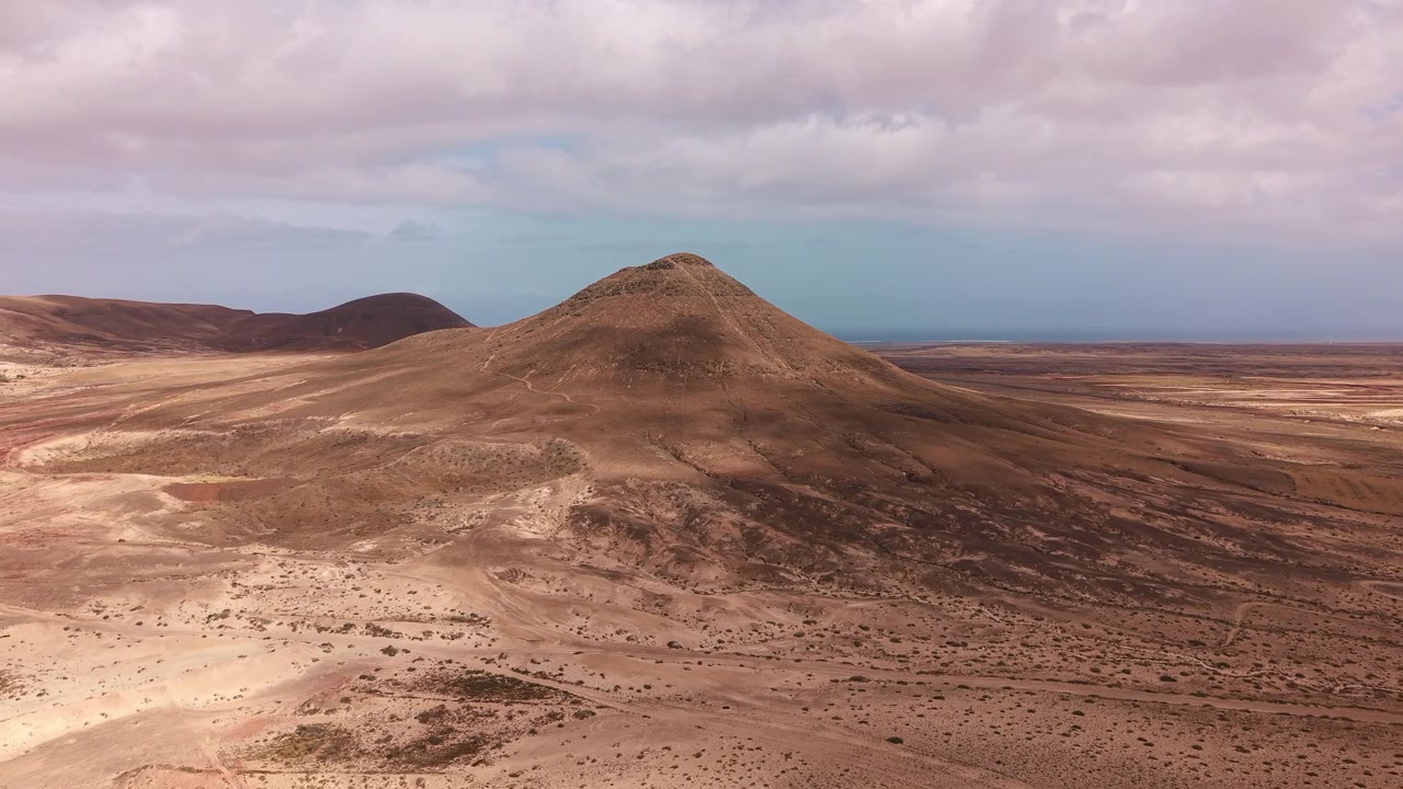 Vista aérea de un paisaje montañoso volcánico en Fuerteventura