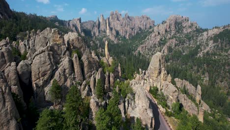 vista aérea de la autopista needles en el parque estatal de custer en las colinas negras de dakota del sur, estados unidos.