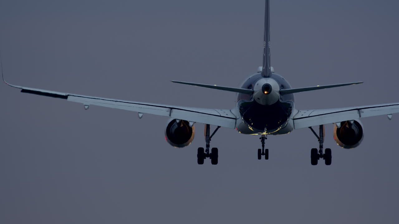 avión aterrizando en la noche