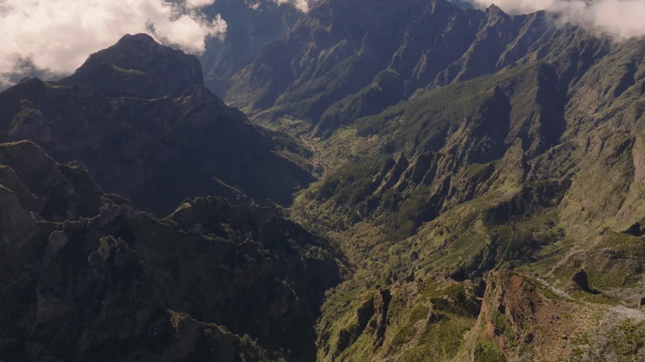 vuelo de avión no tripulado sobre las montañas de madeira, portugal