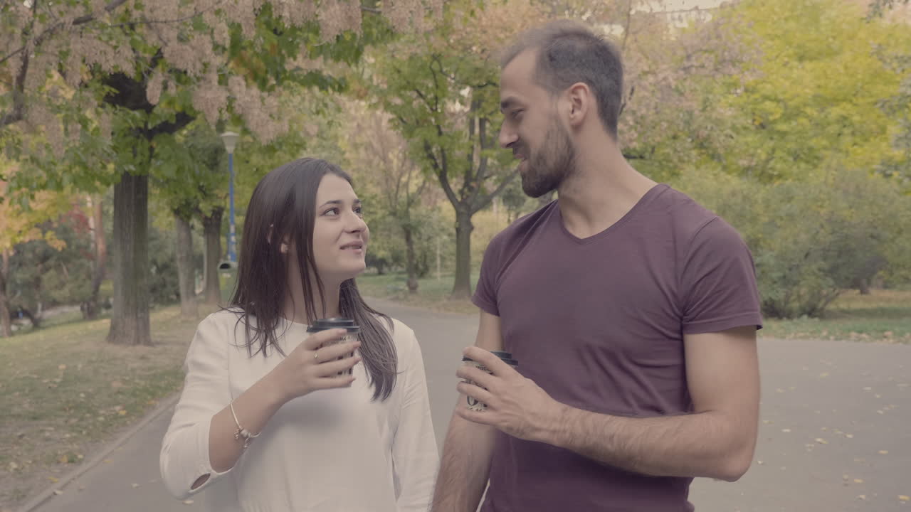 Pareja caminando y hablando en el parque