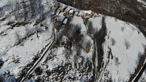 Luftbild:-Verschneite-Bergstadt-An-Einem-Berghang-In-Den-Katalanischen-Pyrenäen