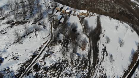 Antena:-Pueblo-Nevado-De-Montaña-En-La-Ladera-De-Una-Montaña-En-Los-Pirineos-Catalanes