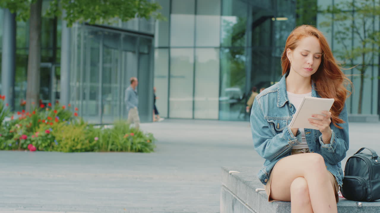 도시를 여행하는 여성 블로거 또는 사회적 영향력 있는 사람이 노트북에 인상을 쓰고 있습니다.