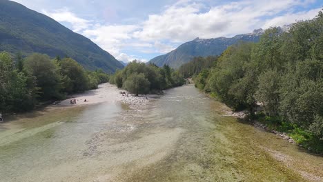 río soča en bovec, eslovenia en un día soleado
