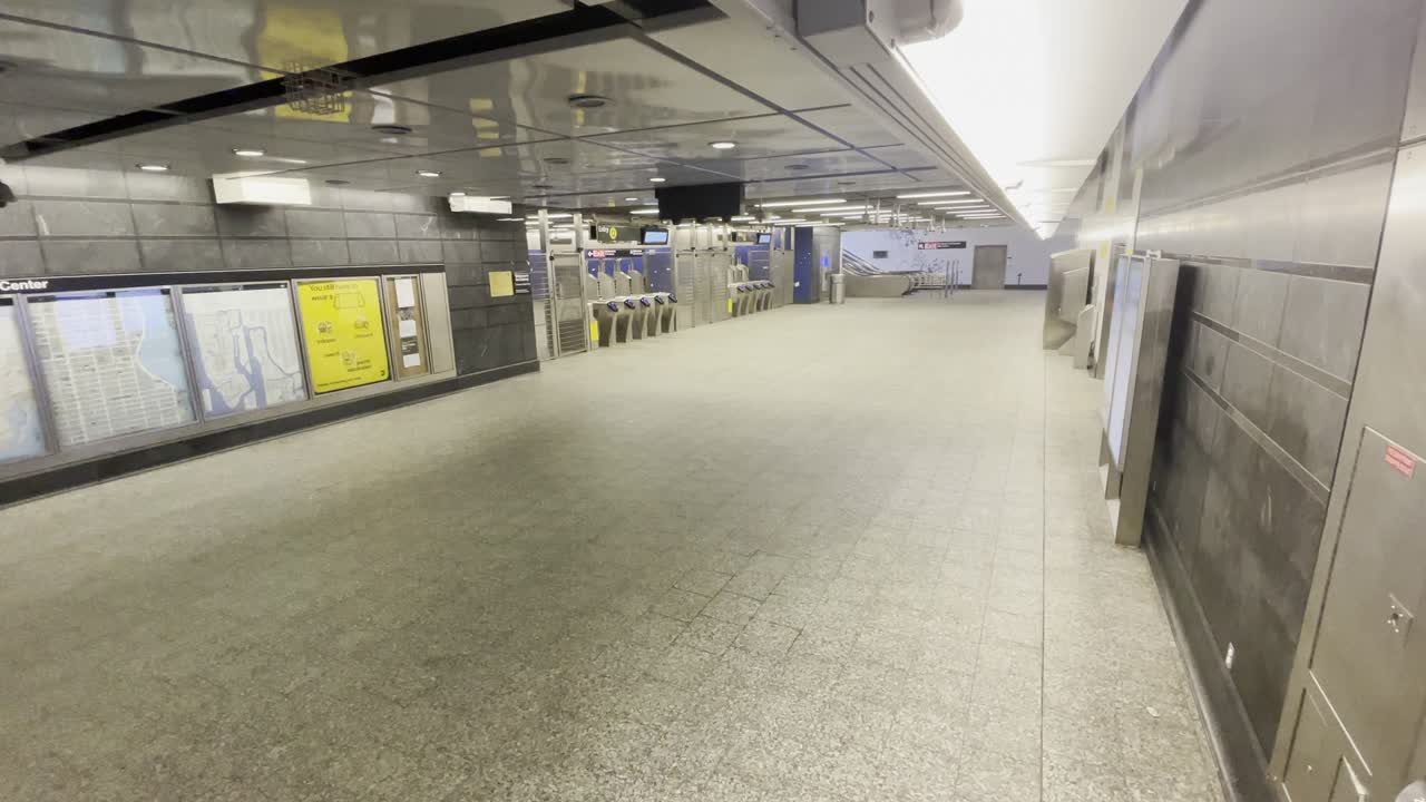 Estación de metro casi vacía durante la pandemia de Covid-19