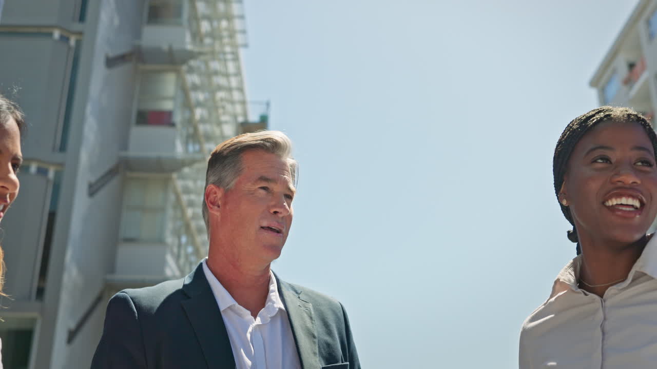 reuniones, al aire libre y gente de negocios hablando