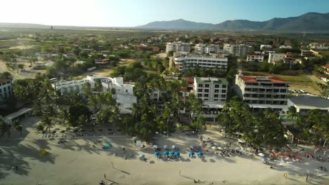 Drohnenschuss-Rückwärts-Zeigt-Yaque-Strand-Palmen-Hotels-Venezuela