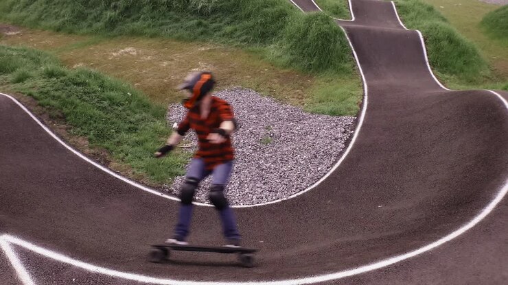 Filmato di eboarding intorno a una pista pump track da BMX.