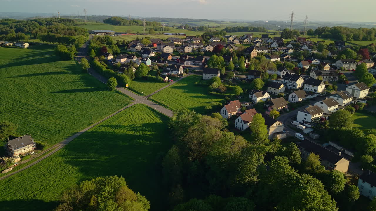 Luftfoto av en stille tysk landsby omgitt av grønne jorder og skog