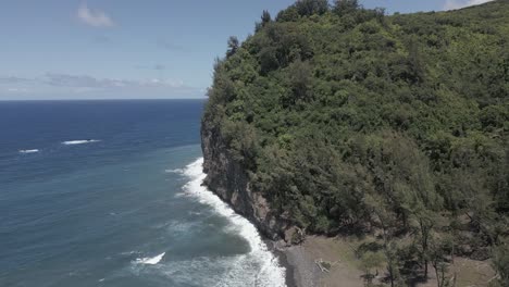 Sobrevuelo-Remoto-En-La-Playa:-Las-Olas-Del-Océano-Rompen-En-Un-Acantilado-Alto-Y-Escarpado-De-La-Jungla