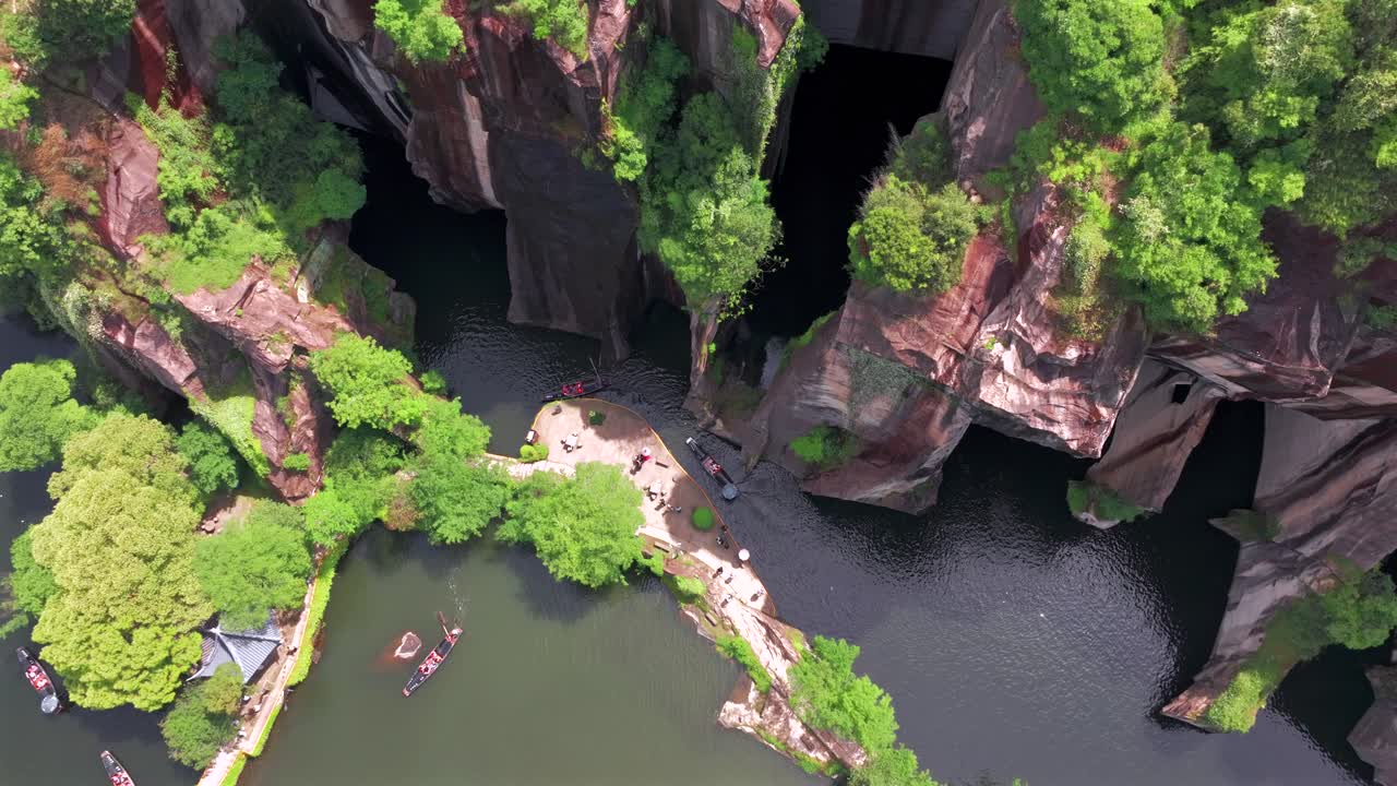 аэрофото озера донгу в шаосине, чжэцзян, китай, сформированное после тысяч лет искусственной добычи, демонстрируя красивые и впечатляющие искусственные пейзажи