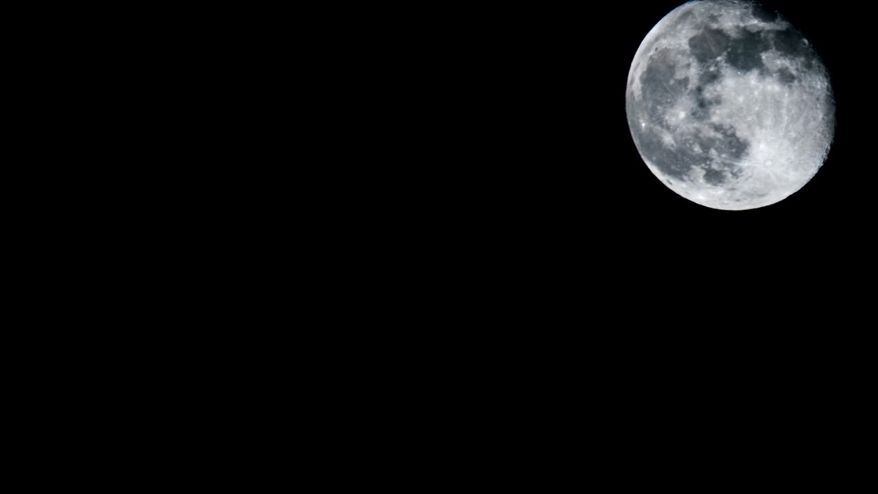 보름달은 어두운 밤하늘에서 지구를 돌고, 타임스 (time-lapse) 로 움직인다.