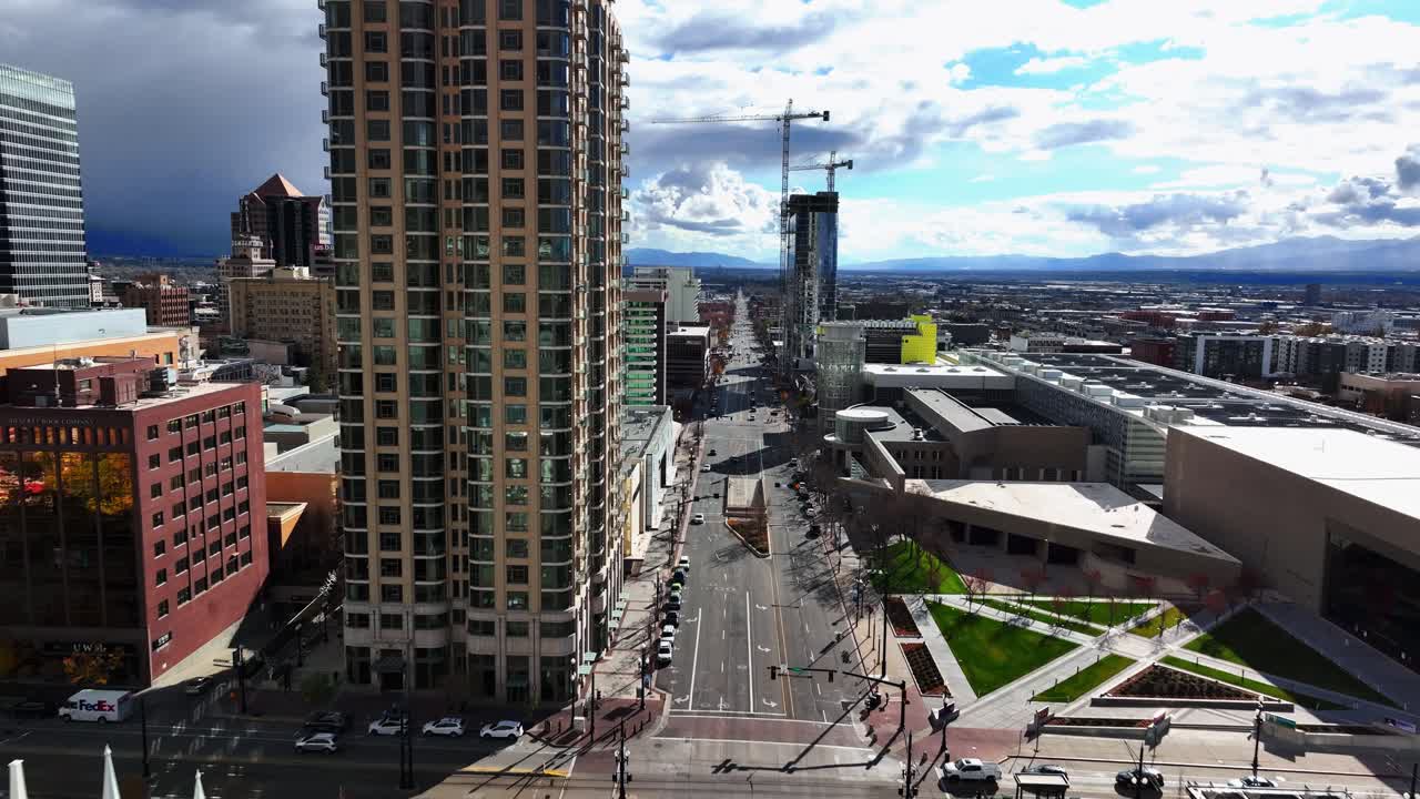 공중 - 유타주 솔트레이크시티의 서쪽 사원 거리 위를 날며 넓은 포워드 샷