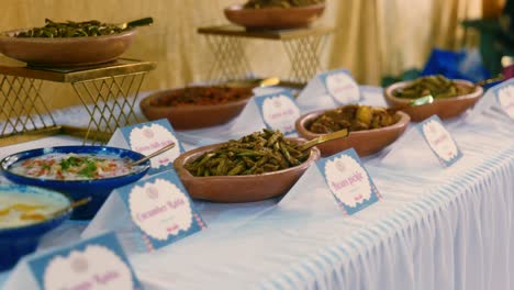 Imágenes-Cinematográficas-De-Cocina-De-4k-De-Un-Buffet-De-Comida-India-Para-El-Festival-De-Diwali-Con-Varios-Platos-Típicos-Indios