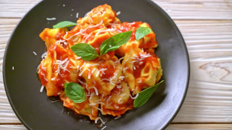 Pasta-Tortellini-Italiana-Con-Salsa-De-Tomate