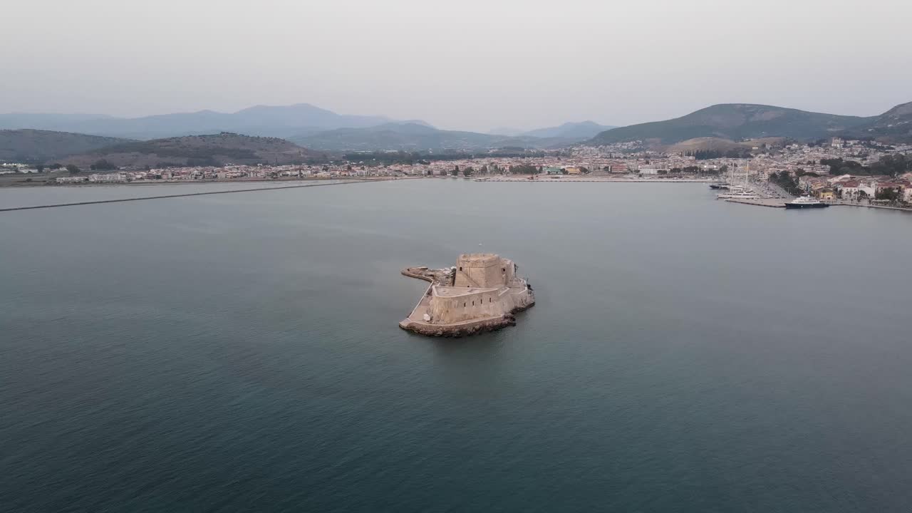 그리스 나프플리오 항구 한가운데에 위치한 부르치의 작은 섬에 있는 물의 성