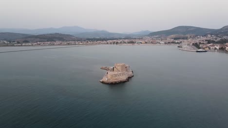 Castillo-De-Agua-En-La-Pequeña-Isla-De-Bourtzi-Situada-En-Medio-Del-Puerto-De-Nafplio,-Grecia