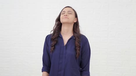 chica india meditando y relajándose