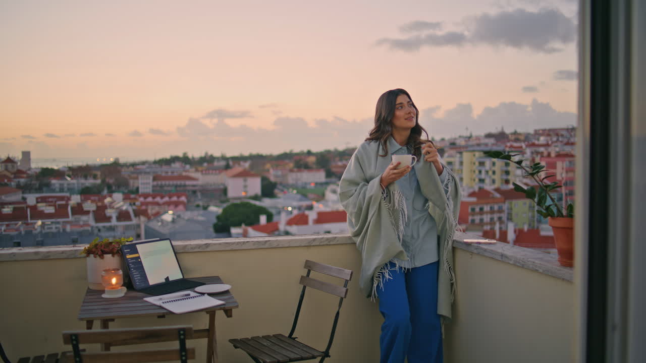 chica romántica bebiendo café amanecer vista a la ciudad balcón. dama mirando desde la distancia