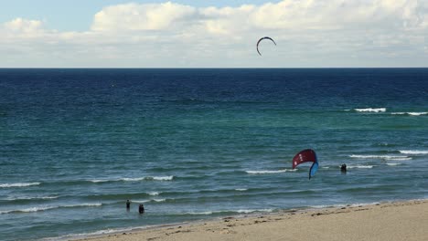 Surfistas-Disfrutando-De-Actividades-Marinas-En-La-Playa-Tropical-De-Hayle-En-Cornwall,-Inglaterra