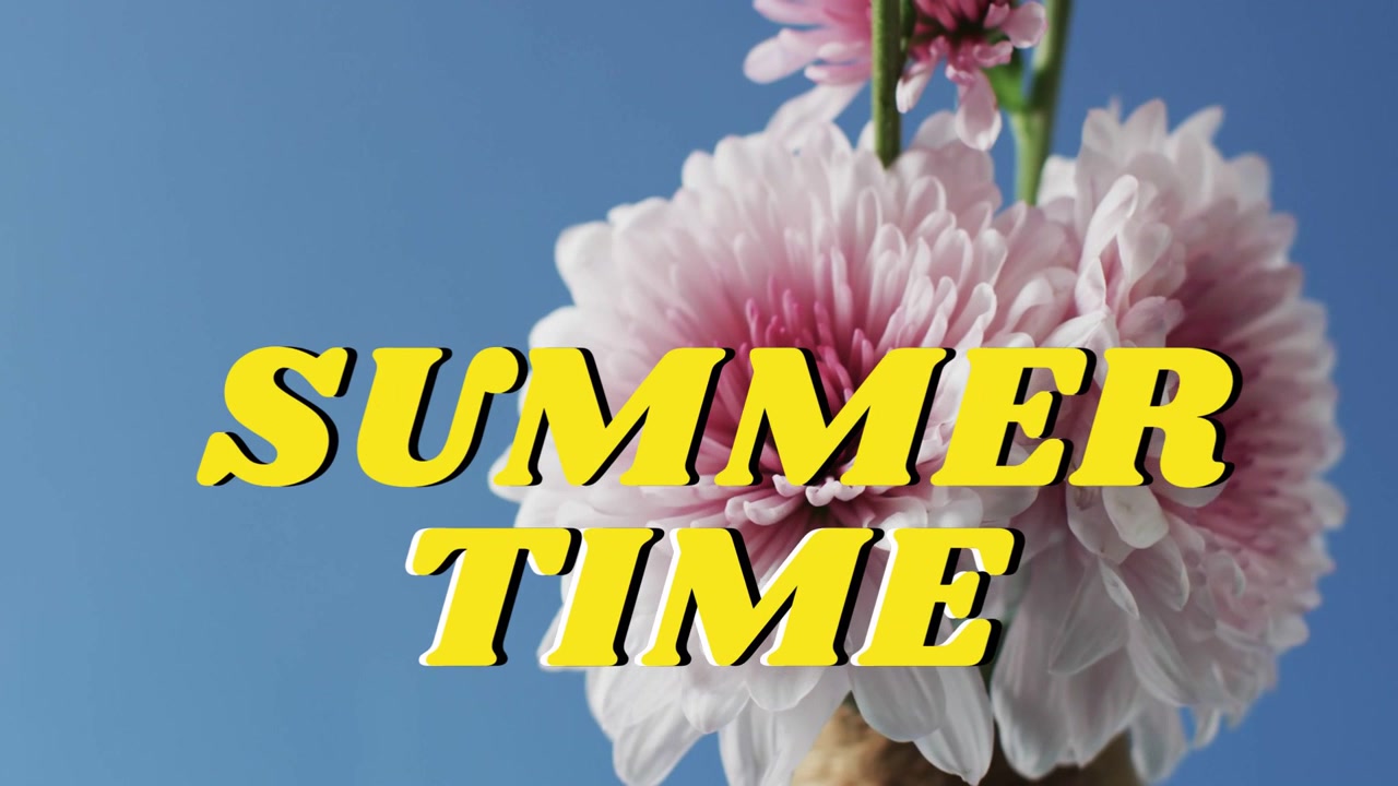 La telecamera si sposta verso l'alto rivelando fiori e boccioli rosa, con il titolo giallo "SUMMER TIME" fissato per il design.