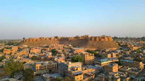 impresionante toma de drone al revés del fuerte de jaisalmer, destacando su arquitectura de piedra arenisca dorada y el paisaje urbano, ambientado contra el paisaje desértico de rajasthan, india 4k