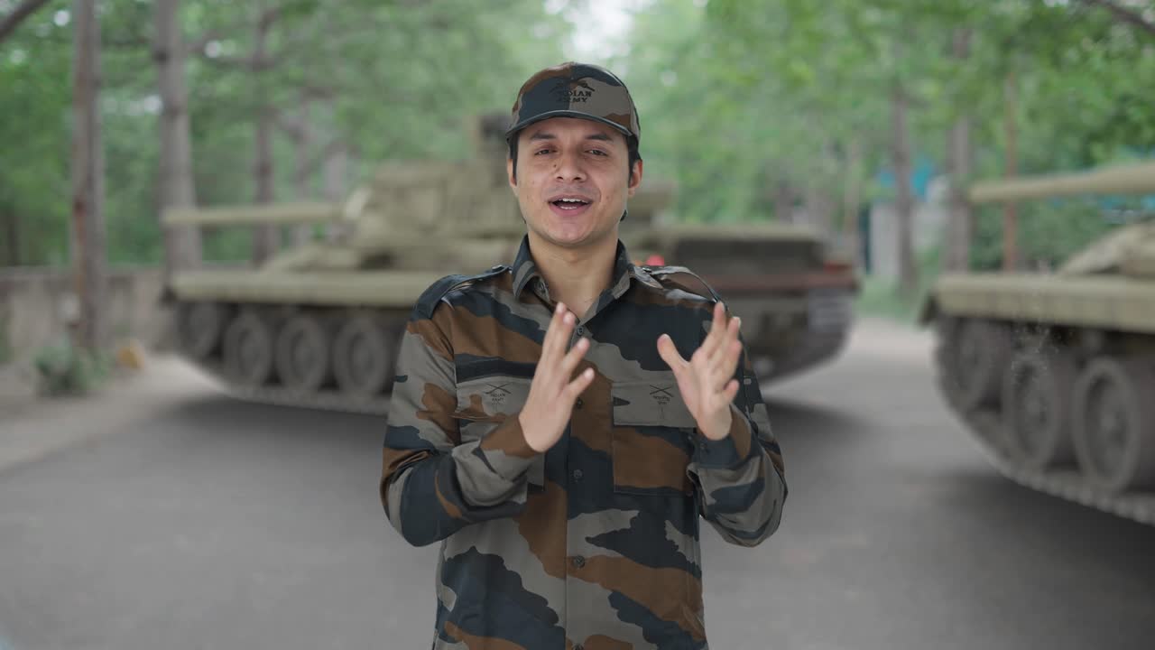 feliz hombre del ejército indio hablando a la cámara