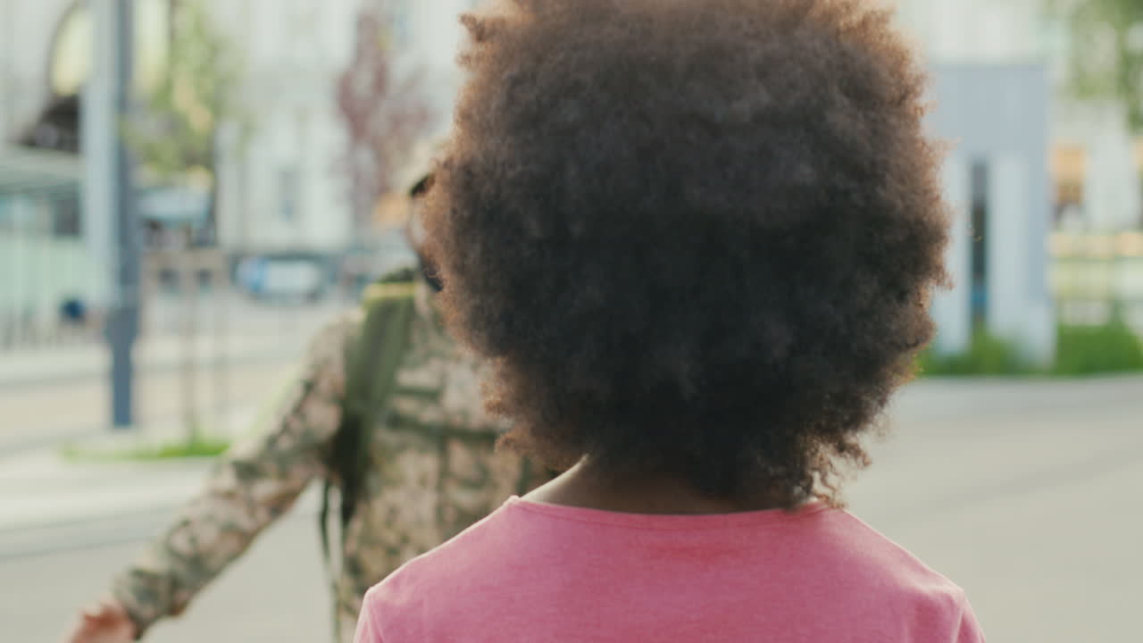 미국인은 집에 돌아와 예쁜 여자 친구를 만납니다.