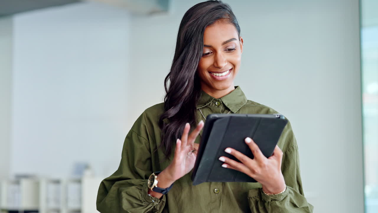 mujer de negocios escribiendo un correo electrónico
