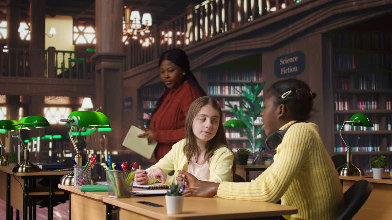 도서관에서 협력하는 학생들