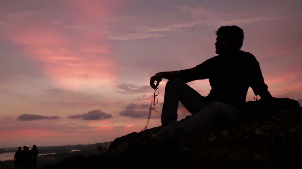 detrás de las sombras oscuras