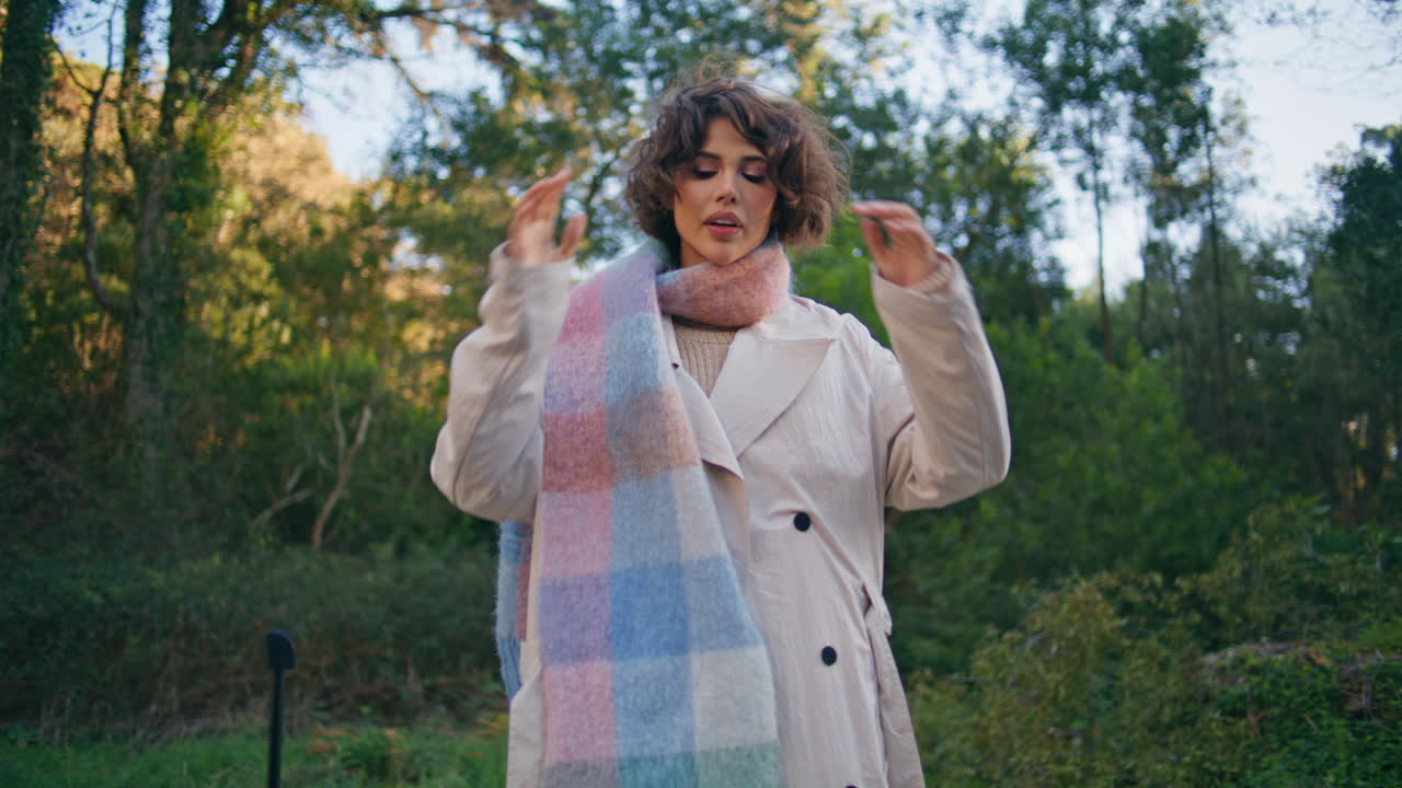 el turista de pie en la naturaleza con la maleta disfrutando del primer plano de la mañana.