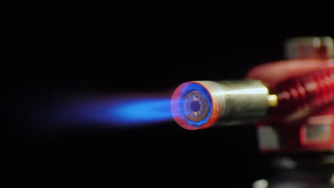la llama de un quemador de gas portátil