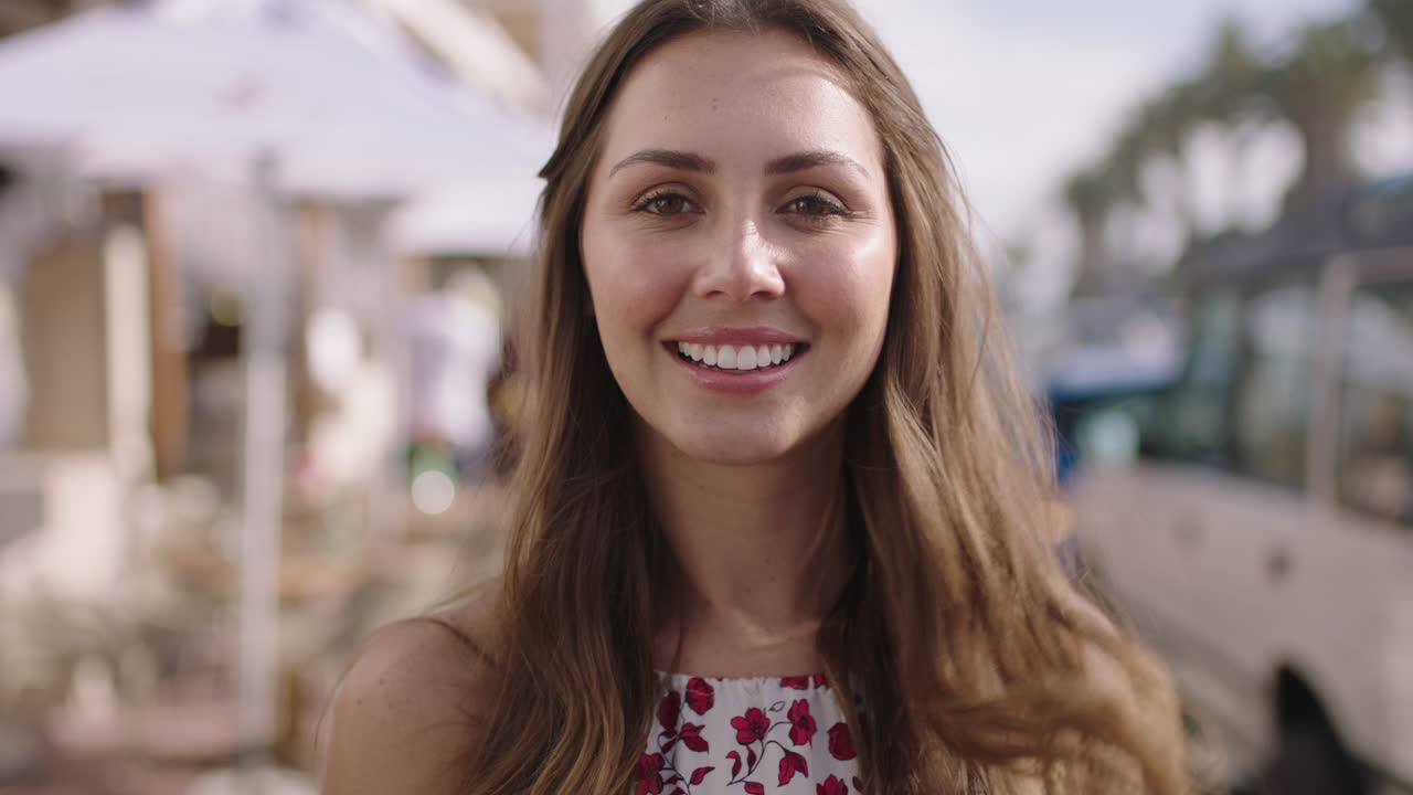 retrato de una hermosa mujer joven sonriendo corriendo con la mano a través del cabello sintiéndose segura feliz disfrutando de las vacaciones
