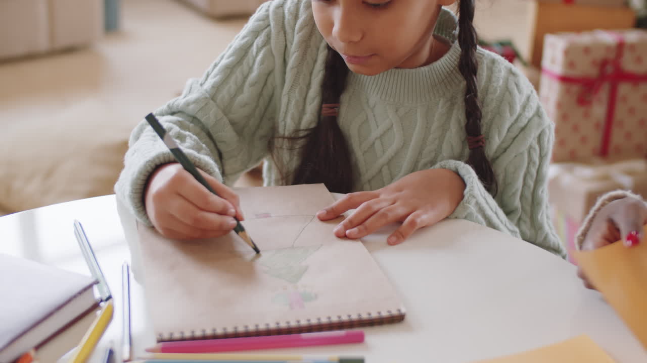 아프리카계 미국인 소녀가 어머니와 함께 크리스마스 공예품을 만드는 것