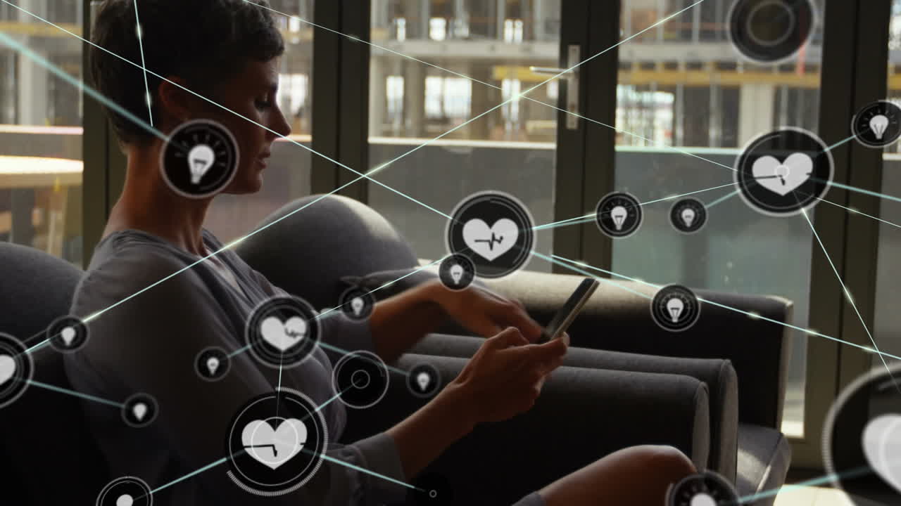 animación de una red de conexiones con iconos sobre una mujer de negocios caucásica que usa un teléfono inteligente